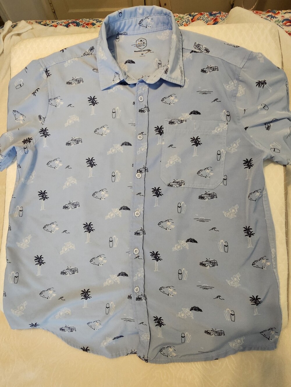 Mountain and Isles Mens Medium SSSurf Print Button Up Shirt Light Blue Euc